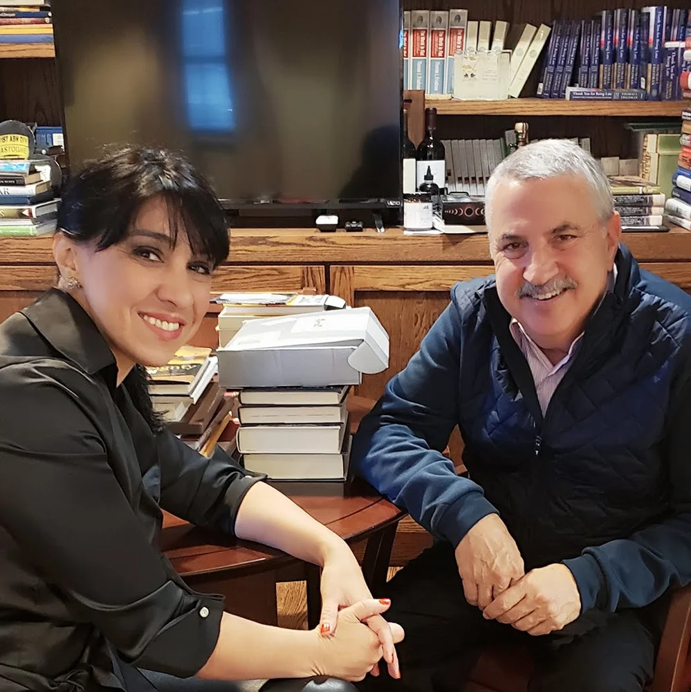 Gabriela Oliván en una conversación en un café